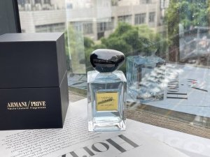 高品质/130 阿玛尼高定私藏岩兰草淡香水100Ml。 岩兰草是我夏天用的最多的香水 不同于冬天用的木质香 岩兰草的味道是一种干净冷冽清淡 闷热的夏天透过来清凉
