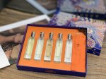 专柜品质 爱马仕香水小样5件套*15Ml专柜品质Hermes爱马仕香水旅行装五件套礼盒各15Ml，方便携带~超级好闻的中性香水适合送人，或者自用，你买一套绝对是