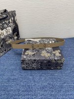 迪奥550 2.0Cm 特 这款 Montaigne Avenue从同名手袋汲取灵感 采用光滑 牛皮革精心制作 质感柔软 设计优雅 饰以富有光泽的新款金色饰面金