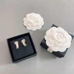 我们出品 香半弯菱格耳环 ZP3700 必入 一眼爱 完全长在审美点上 超仙超美颜值爆棚 俏皮小精致 有点像Coco Crush的Feel 整体造型是以菱格的设
