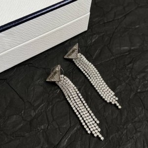 prada 普拉达 三角形 耳环 爆款新品 精致耐看 华丽登场，整体细节非常令人惊喜，典雅而时尚，突显法式高雅气息。