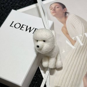 P200-新品 罗意威Loewe 毛毡和牛皮革贵宾犬挂饰 挂件 颜色：柔白色 毛毡贵宾犬挂饰，饰有Anagram骰子和牛皮革饰带 采用进口小牛皮 可挂于包包，其