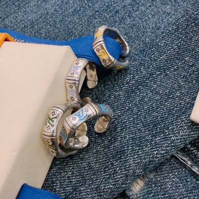 高品质路易威登Lv戒指 实拍 原单货专柜新款开模复古潮流时尚必备 男女均可佩戴 情侣款同款 摇滚朋克泰银风格 复古元素 潮流百搭 官网同款项链最新款档次更高明星