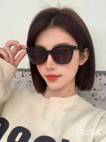 burberry-巴宝莉 . 宝丽来树脂偏光镜片 . Tr镜架轻便佩戴舒适 . Size：61-15-150 . 新款太阳镜明星同款，减轻强光负担，遮挡有害光线