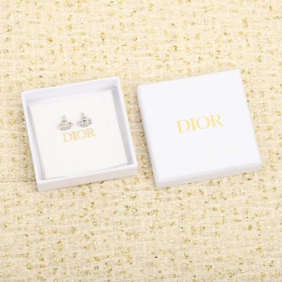 204601 我们出品 Zp3770，量大咨询客Fu！ Dorcd字母耳钉 采用了经典的设计元素一致致Zp黄铜材质，戴上简直仙女下凡 太好看了五金圆润分明，刻字