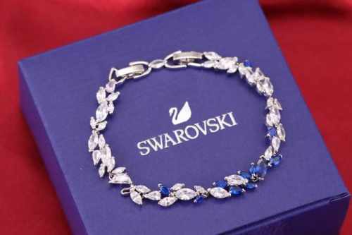 施华洛世奇Swarovski 银色蓝钻 天鹅造型树叶手链 这款手链以冬天结霜的叶子为灵感。华丽别致的设计，加上天鹅羽翼切割款饰链，深邃的蓝钻点缀、揉合优雅大方的