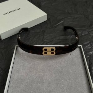 巴黎世家 Balenciaga 发捆 复古风 简单大方 大牌金质感饱满 搭配衣服超好看