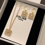 各 金色凯旋门满钻方块项链 新款 Celine 赛琳项链 满钻小方块，闪闪的好可爱像块小饼干非常清晰可见！一定要整套收了，酷甜.复古.大气，什么风格都能驾奴的妥