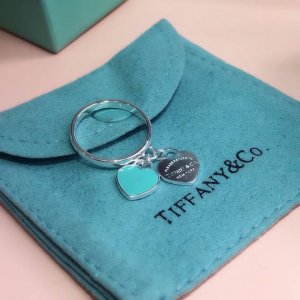 Tiffany 蒂芙尼 又一款爆单款。经典珐琅 绿。桃心 配件戒指爱心戒指美的窒息 百分百好评 上手超级秀气别致的一款！！一点也不俗气！原版925纯银精工细作！