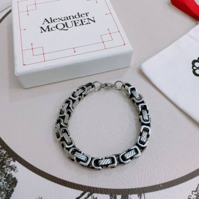 原单货新款Alexander Mcqueen 亚历山大 麦昆 手链 专柜一致原版定制 骨子里那种叛逆浮夸朋克可内心又向往着美好的焦虑，对美的另一种诠释 男士火爆