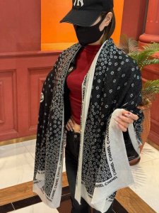 上新 会发光发亮的围巾 新款客供银线羊绒面料长巾 美翻了[流泪] 小香银线图标 ，御用殿堂级极品新款专柜在售 纯羊绒亮片独特设计风格加上富有香家本季特色拼接图案