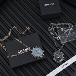 chanel 25P皮穿椭圆项链，可长戴可短戴 香奈儿经典的皮穿链设计，融合了牛仔皮材质与金属链条，展现出复古与时尚的结合。 搭配金属链条和双C标志，材质耐用且