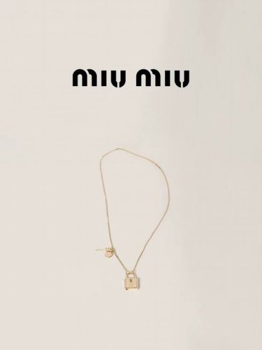 Miu Miu新款锁头钥匙长项链 可爱到心坎里的项链 一只钥匙一把锁头 把你牢牢抓住 可可爱爱又独特好看