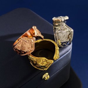 Lv路易威登欧美时尚经典金属光面老花纹图案开口戒指 黄铜材质 重约7.93G