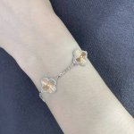 V金镀咪金 Vca 圣诞款车花五花四叶草手链 高级精工版本 四叶草 此系列设计灵动 线条流畅 易于佩戴 展现无限搭配的可能 为每一位女性的生活带来丰富多样的风姿