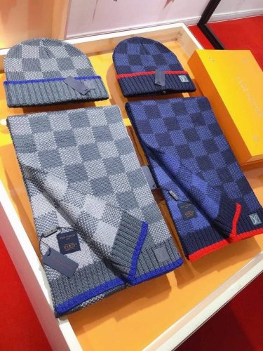 rlv1955 极品套装 Lv超强硬货加厚棋盘格羊绒 围巾+帽子 超暖舒适全羊绒版，粗款风格针织技术编织出经典棋盘格，收边用了非常特别的颜色，真心佩服设计师的灵