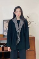 爆款上 皮雅娜最新款 Lp千鸟格三角巾 独家牛货 奢华尽在尺寸之间，高端品质具有超高羊绒品质才会被此品牌青睐这种精品是市场上及其少见的，围巾千鸟格针织三角披肩，