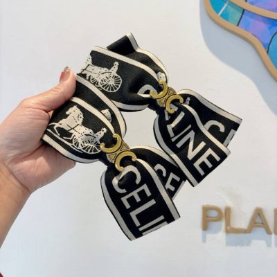 配包装 celine 赛琳 明星同款蝴蝶结发夹 弹弓夹 网红推荐款 经典蝴蝶结头饰 超级百搭哦 敲黑板推荐 让你秒变大牌范儿