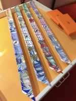 phms2162 爱马仕 女骑士之舞 Twilly小丝巾 结合神话情节与当代风格 一位年轻女子的身体半掩在屏风后 好似屏风上彩绘 女骑士队伍 中的一员 在这古色