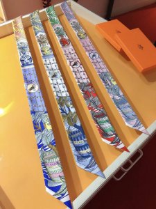 phms2162 爱马仕 女骑士之舞 Twilly小丝巾 结合神话情节与当代风格 一位年轻女子的身体半掩在屏风后 好似屏风上彩绘 女骑士队伍 中的一员 在这古色