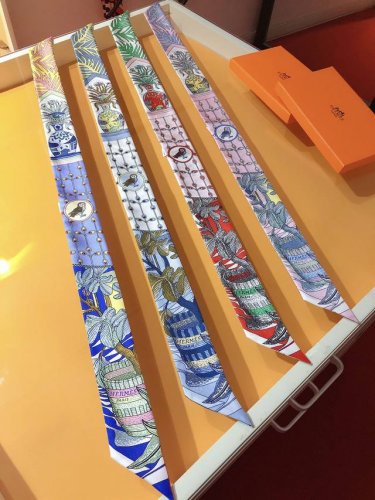 phms2162 爱马仕 女骑士之舞 Twilly小丝巾 结合神话情节与当代风格 一位年轻女子的身体半掩在屏风后 好似屏风上彩绘 女骑士队伍 中的一员 在这古色