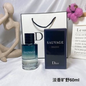 高端品质 Dior迪奥Sauvage清新之水 淡香旷野男士淡香水60Ml，瓶盖带磁性自动回位的哦！ Sauvage 旷野男士淡香水是一次源自辽阔世外的香氛之旅，