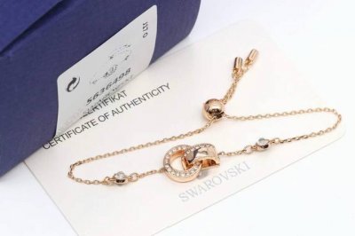 swarovski 银色 玫瑰金 简约圆环抽拉式手链 用这款非对称链坠突破风格边界P两个点缀着密镶透明仿水晶的相扣圆环，悬挂于手链上，在优雅的摆动中尽绽耀眼光芒