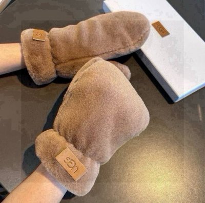 ugg 秋冬懒兔毛羊毛手套值得对比同款不同品质，秒杀市场差产品，羊毛十懒兔毛内里加绒 经典不过时款.喜欢可以入手了，这种品质的今年用了明年还能用 配盒子码数均码