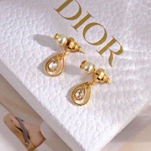 Dior 迪奥 耳钉 专柜新款上市 美得不要不要的 唯美 浪漫 人手必备款 火爆小红书 精选Zp一致材质 超 Nice