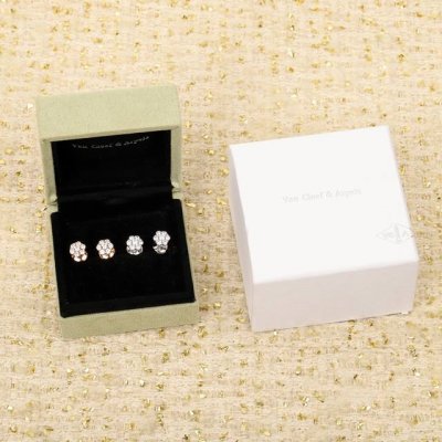 210215 我们出品 Fleurette耳钉 ，可订做18K真金真钻版，只做对版真金货，价询客Fu Fleurette系列饰以梵克雅宝高级珠宝作品的标志性图案