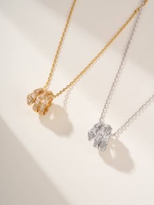 p价 灵蛇蛇骨项链 满钻款 Serpenti Viper系列融合创新与前沿设计 以超现代方式演绎宝格丽经典魅力之作 以几何图案和利落造型勾勒神秘灵蛇之姿 永恒的