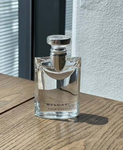 专柜品质 中性姑娘也适合 宝格丽大吉岭茶 规格:100Ml 前调：大吉岭茶、睡莲 中调：黑胡椒、愈创木 后调：麝香、透明龙涎香 宝格丽的大吉岭茶像穿着白讨衣的男