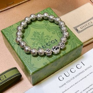 最新出炉 Gucci古驰手链最新款的经典款 精致无论款式 质感 都是绝对的顶尖Feel 只要看一眼就懂了 原版Logo 超 Nice 搭配衣服最佳的选择 男女同