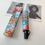 Moschino 莫斯奇诺 三折自动伞设计师Franco Moschino以自己的名字命名的一个意大利品牌 创立于1983年 风格高贵迷人 时尚 可爱又不失优雅