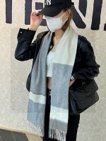 重磅推荐Lv 新品 情侣款 羊绒围巾臻选上乘的山羊绒纤维，耗时耗力，再以清泉水浸泡涤荡，使羊绒纤维呈现出独特的蓬松质感，手感才如此细腻，采用轻缩绒工艺，才有奢华