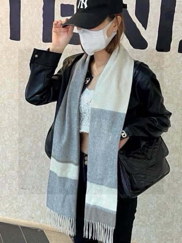 重磅推荐Lv 新品 情侣款 羊绒围巾臻选上乘的山羊绒纤维，耗时耗力，再以清泉水浸泡涤荡，使羊绒纤维呈现出独特的蓬松质感，手感才如此细腻，采用轻缩绒工艺，才有奢华