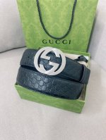 gucci 顶级男士腰带，2025早春系列透过现代视角焕新诠释品牌经典元素。这款腰带以牛皮革匠心打造，巧妙缀饰互扣式双G搭扣，时尚百搭，宽度4.0Cm