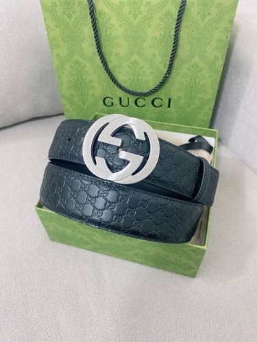 gucci 顶级男士腰带，2025早春系列透过现代视角焕新诠释品牌经典元素。这款腰带以牛皮革匠心打造，巧妙缀饰互扣式双G搭扣，时尚百搭，宽度4.0Cm