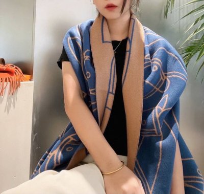 爱马仕新款 这款围巾采用细腻的撞色提花编织，呈现杰夫 麦克菲里奇 Geoff Mcfetridge 设计的entrelacs Equestres马头图案。尺寸4