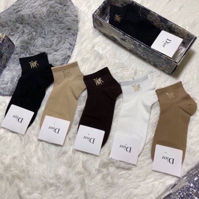 特 Dior 迪奥D家新品女款袜子 一盒五双 纯棉材质，柔软舒适透气，罗口烫金经典品牌全称Logo，炒鸡Nice，专柜同步袜子大牌出街，潮人必备超好搭