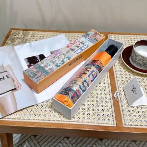 爱马仕 Herm S 新款极品H家三折自动伞重磅呈现 以其精湛的工艺技术和源源不断的想像力 新涂层技术伞布 带来令人惊喜的遮光效果 让防晒及隔热性能更优保障 伞