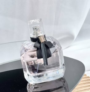 专柜品质 女生必备香水之一“圣罗兰反转巴黎淡香水”Ysl第一支西普麝香调香水～神秘明亮的曼陀罗与深邃强烈的广麝香，碰撞出如同爱情的味道巴黎左岸的春日里，他拉住你