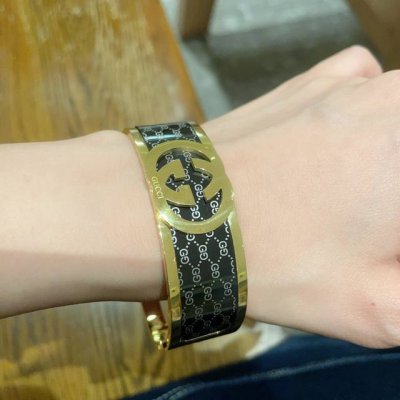 新款古驰Gucci宽版双G字母手镯超重工Bling Bling，颜色搭配得非常好高级感 女神气质高端 精钢材质不过敏不褪色。一比一精美工艺，经典至极的魅物，性价