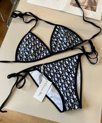 Dior迪奥 经典比基尼适合多种场景的游泳衣♀海边 游泳池 温泉 水上乐园 漂流都可以内搭外穿也完全可以 面料：透气舒适。速干弹性的游泳衣更加帖肤易清洗S M