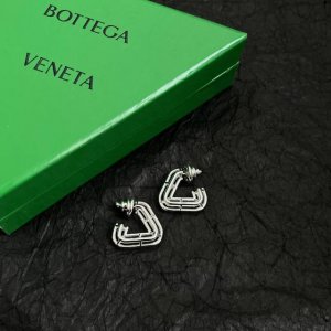 Bottega Veneta Bv耳钉 金属感十足 特别特别赞，整体细节非常令人惊喜，设计感十足，必须为世家的设计点个大大的赞，不仅带出个人自信及品味，款式典雅