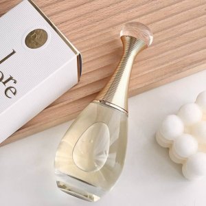 专柜品质 dior 迪奥 真我淡香水 迪奥真我淡香水最突出的就是果香与白花香 开场清新的柑橘气息唤醒感官 清新通透的橙花散发清香 与茉莉的入场衔接得很好 满溢出