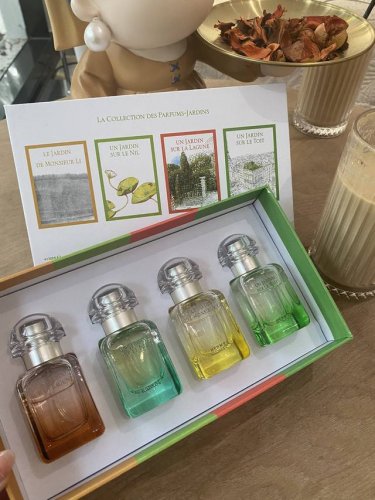 专柜品质 爱马仕花园尼罗河香水4件套Hermes 爱马仕花园尼罗河中样四件套香水30Ml*4支，带喷头套装包含：1尼罗河花园30Ml 香调:花香果2泻湖花园30