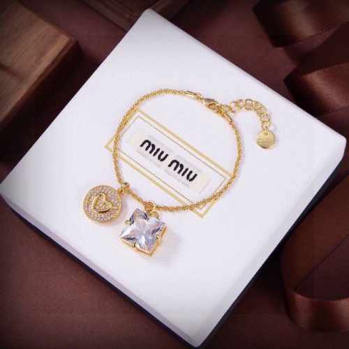 Miumiu缪缪 手链小红书时尚达人都有种草哦 显脸型 原版材质 很简约 日常配搭很不错滴 耐看Ing