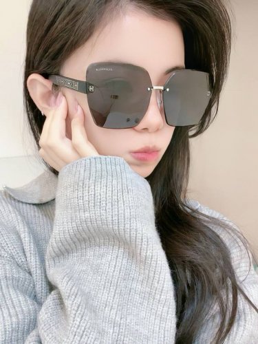 香奈儿 2025开春新款 潮流爆款 时尚方框太阳镜 高品质 佩戴舒适 网红潮款墨镜 女士高清加厚偏光太阳镜 高品质Tr镜框 型号 Ch2550