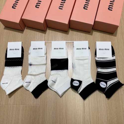 特 Miumiu 缪缪新品网红女款袜子 一盒五双 竹棉材质，冰凉透气舒适，超级Nice超火爆小单品，大牌出街，潮人必备超好搭